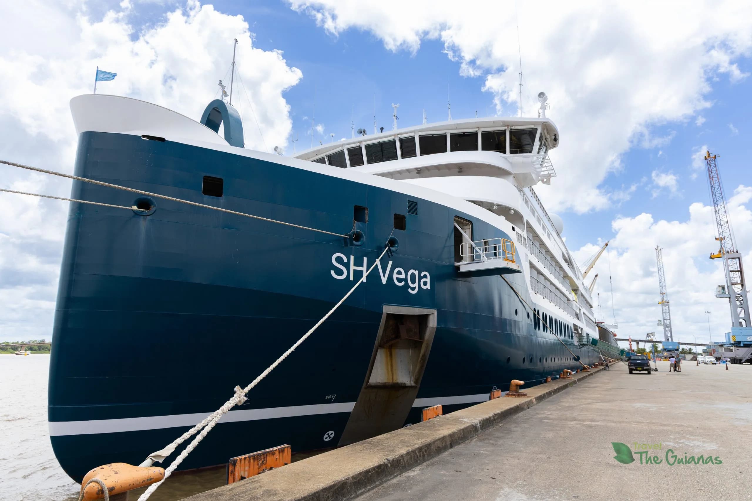 Expedition ship under way